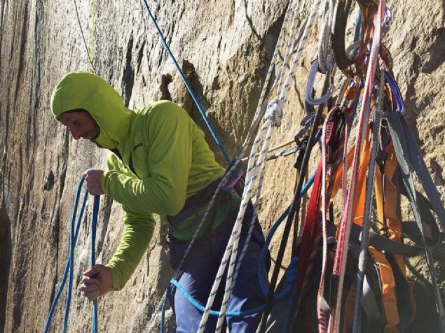 kili, geecekleri etaplar ile kamp noktalar arasnda gidip gelmek iin halat ve farkl sistemlerden yararland.   