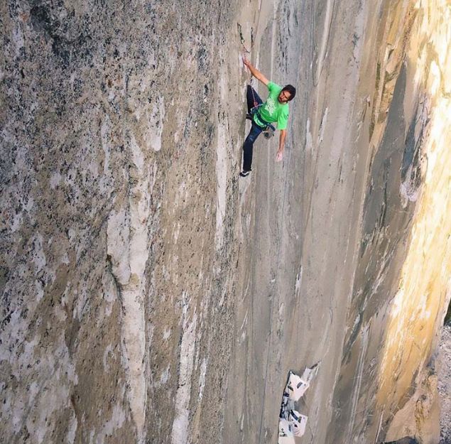 Tommy Caldwell ve Kevin Jorgeson, Yosemite'deki El Capitan'da 914 metrelik granit bir duvara trmanyor.  <br><br>  El Capitan'daki 914 metrelik afak Duvar (Dawn Wall) rotas dnyadaki en zor trman rotas olarak kabul edilir.   