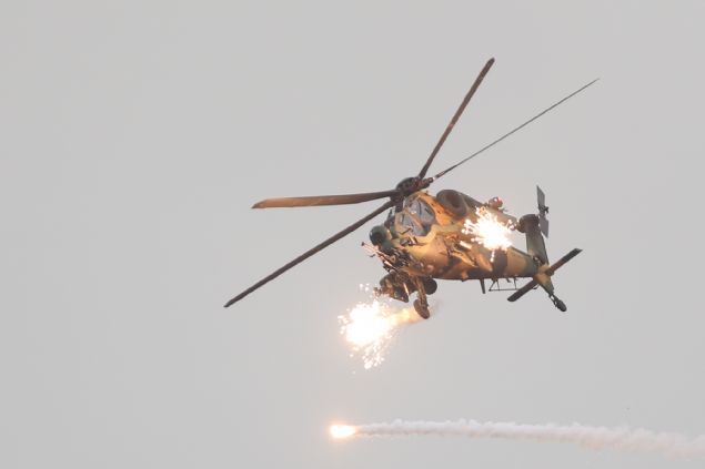 Tatbikat senaryosu kapsamnda 12. Hava Ulatrma Ana s Komutanlndan havalanan C-130 ve C-160 tipi nakliye uaklarndaki 120 parat komando, blgeye indirme yapt.   