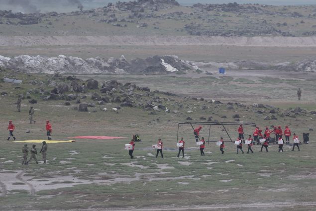 Tatbikat 8 lkenin bayrayla yaplan sayg atlayyla sona erdi.   