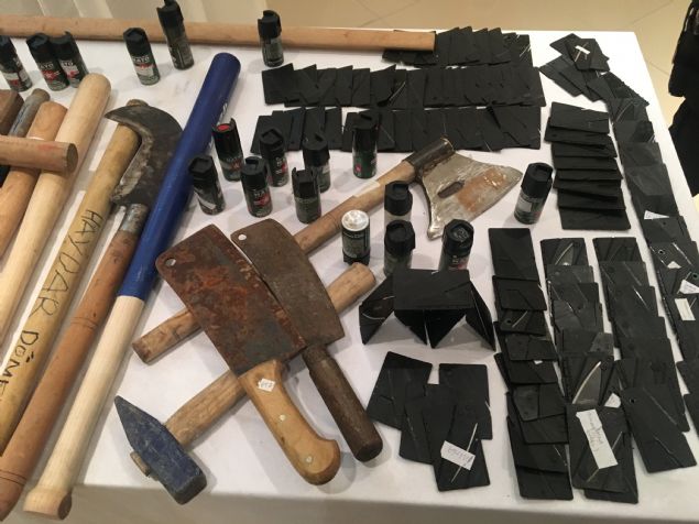 Otoparklara giri yapan aralarn da plaka tanma ve ara alt grntleme gibi teknolojik cihazlar vastasyla denetlendiini, buradan ele geen materyallerin de muhafaza altna alndn dile getiren Basavcvekili Uur Segin, 'Su tekil etmeyen ancak suta kullanlmas muhtemel eyalar gvenlik amacyla emanet depolarmzda muhafaza altna alnmakta, kta ise talep durumunda adliyemizin dnda ilgilisine teslim edilmektedir. Burada ise 2019 ylnda aramalarda ele geirilen ancak teslim alnmayan malzemeler sergilenmektedir.' ifadelerini kulland.  