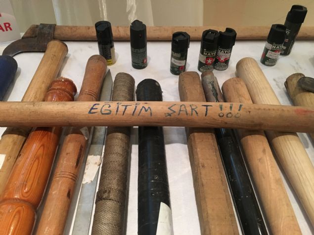 Bu kapsamda, adliyeye girilerde 2019 ylnn 5 aynda vatandalardan ele geirilen su eyalar, su tekil etmeyen ancak suta kullanlmas muhtemel eyalar ile otoparka giren aralarda yakalanan eyalar basna sergilendi.  