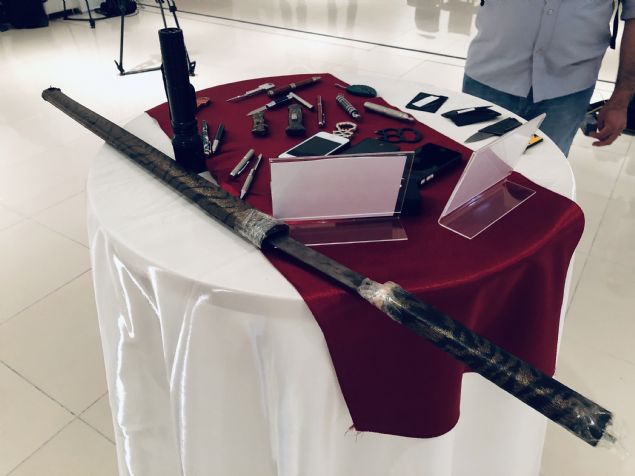 te yandan, sergilenen materyaller arasnda bulunan 'samuray klc', 'motorlu testere' ile zerinde 'eitim art' yazan sopa ise dikkati ekiyor.  