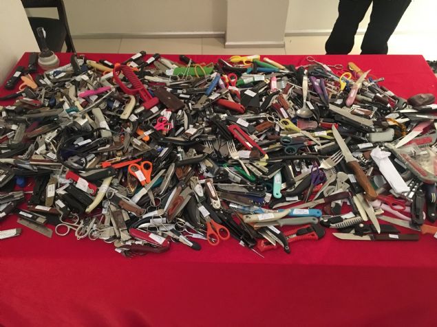 Sergilenenler arasnda ekmek ba, ak, biber gaz, atal, kak, makas, eki, balta, keser, satr, muta, kart, kalem ve anahtar kalem grnmnde bak, elektro ok cihaz, sopa, sahte polis, zel harekat ve jandarma rozetleri gibi ok sayda ilgin su eyas bulunuyor.  