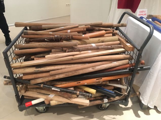 Adliye saraynn giri kaplarnda duyarl kaplar ve X-ray cihazlar ile yaplan kontroller neticesinde tespit edilen kesici, delici aletler ile materyallerin gvenlik personelince muhafaza altna alndn aktaran Segin, silahtan sayld tespit edilen materyallere ilikin adli soruturma balatld bilgisini verdi.  