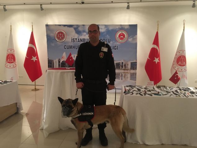 Adliyede meydana gelebilecek asayi olaylarna mdahale etmek amacyla eitim alan 'efe' isimli kpek de sergide yer alyor.  