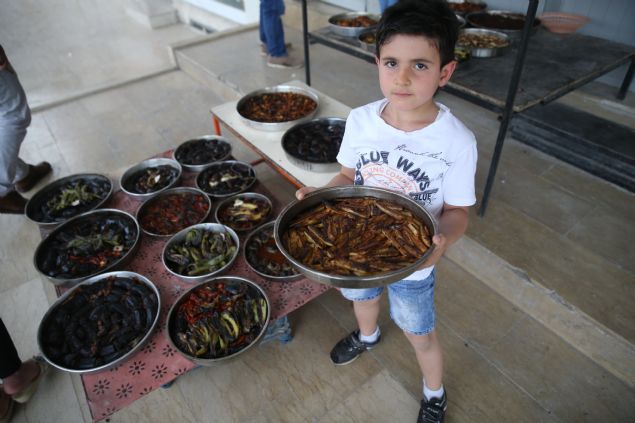 Kebaplarn yan sra sulu yemeklerin de frna geldiini belirten Akda, 'Kazan kebab da geliyor, pirin pilav, dolma da... smini bilmediimiz, aklnza gelen neredeyse tm yemekler burada piiyor. Hem kadnlar piirme zahmetine girmek istemiyorlar hem de ta frnn lezzeti baka olduundan i ykmz ar oluyor. Ramazan dolaysyla ilerimiz daha da zorlayor. nk insanlar yemeklerinin ezan saatinde hazr olmasn istiyor. Byle olunca da ksa srede ok yemek piirmek durumunda kalyoruz.' diye konutu.     