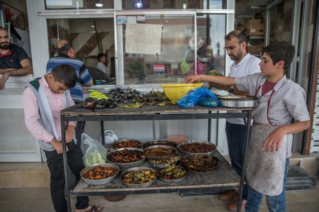  imiz olan ekmek ve lahmacunun yan sra srekli bu tepsiler, patlcan, biber piirme iiyle urayoruz. Normal gnlerde insanlar anlyoruz, tabi ki burada pien yemek daha lezzetli ama ramazan aynda halkmzdan anlay bekliyoruz. Pirin yemei, sulu bamya yemei, yani her trl tepsiyi getiriyorlar. O yzden iimizi bitiremiyoruz.'     