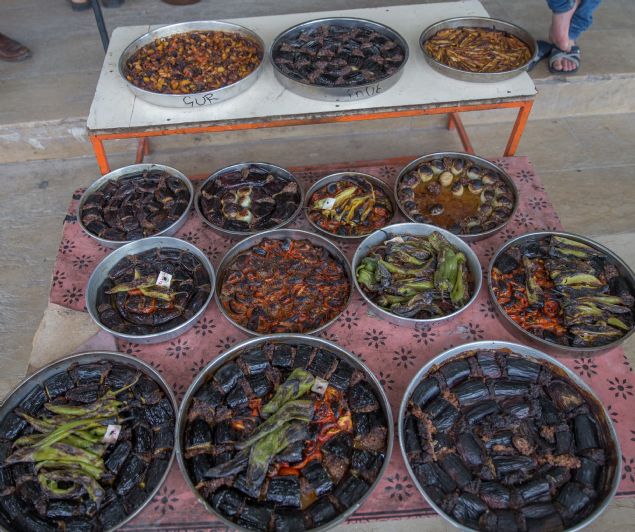 Manevi ikliminin yan sra esiz yemekleri ve zengin mutfayla ramazan aynn dolu dolu yaand kentte, iftar saatine doru kebaptan lahmacuna, pilav, nohut, kuru fasulye gibi ev yemeklerinden dolma ve gvece kadar birok lezzet, ta frnlarda pitikten sonra sofralara ulayor.     