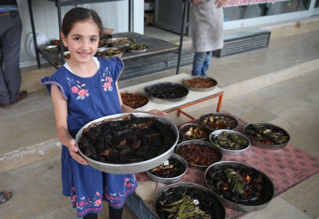 'Akam ezan okunurken bile biz almaya devam ediyoruz. Yemekleri erken getirin diyoruz ama insanlar son dakikaya kadar beklemeye alyor. Byle olunca da yetiemiyoruz.'         