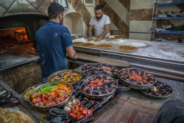 ' YKMZ AIR'  <br><br>  Frnclardan Halil Akda ise birka kiinin alt frnda kendisinin 'atr' diye tabir edilen yemek ve ekmekleri piirme grevini stlendiini dile getirerek, scak havada orulu olarak atein banda beklemenin zor olduunu ifade etti.     