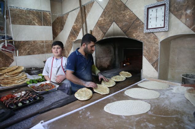 'YEMEKLER ERKEN GETRN DYORUZ AMA...'  <br><br>  Yaklak 12 yldr bu ile uratn belirten Durmu, yle devam etti:  <br>  'anlurfa'nn yemekleri ok zel, zaten bu herkese biliniyor. Tabi bu yemeklerin lezzetli olmasnn en byk nedenlerinden biri de ta frnda atete pimesi. nsanlarmz da bu nedenle frnlara ok ykleniyor. Evde kolayca piecek yemekleri bile buraya getiriyorlar.'     