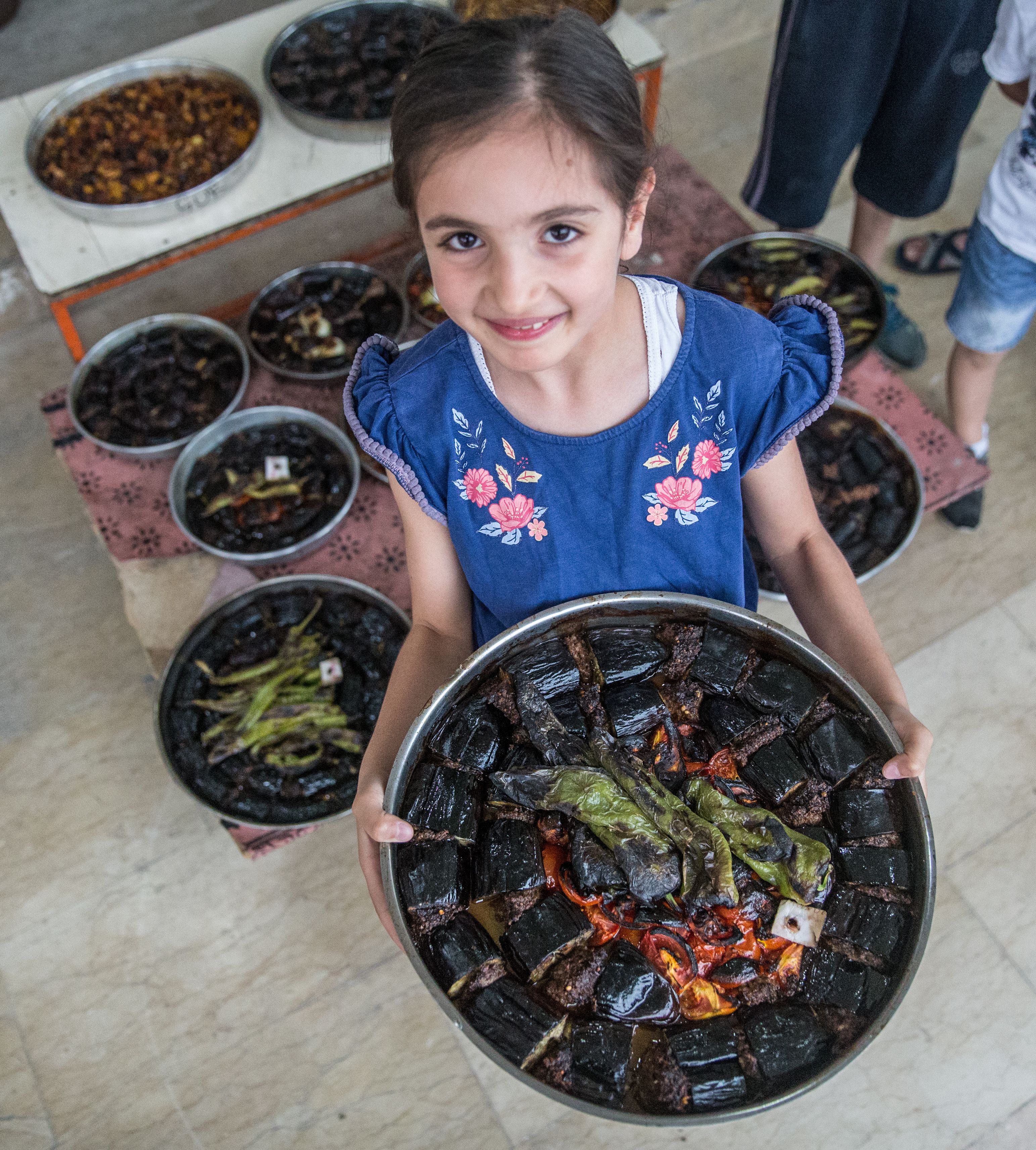 'LEZZET BR BAKA OLUYOR'  <br><br>  Vatandalardan Bahattin Olgun da anlurfa'da frnlarda pien yemeklerin baka hibir yerde yenilemeyeceini iddia etti.  <br>  Frnclarn hakknn denemeyeceini aktaran Olgun, 'Normal zamanlarda da frna yemek getirmeye alyoruz ama ramazanda her gn yemeklerimizi burada piirmeyi tercih ediyoruz. Evde yemek yapabiliyoruz ama burada pien yemeklerin lezzeti bir baka oluyor. Ustalarmz da sa olsunlar, tm zorluklara ramen ilerini gzelce yapyorlar. Allah onlardan raz olsun.' eklinde konutu.     