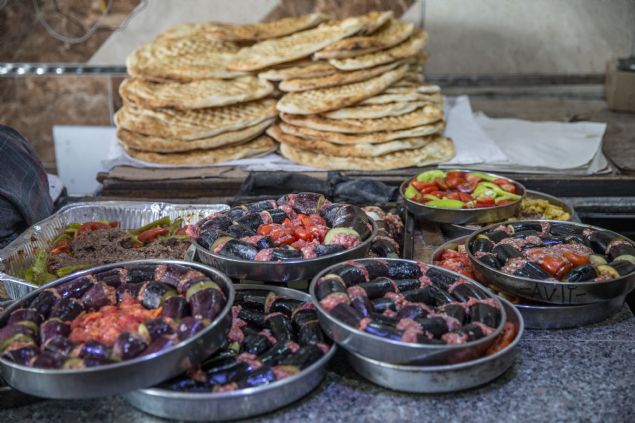 mam Durmu ise anlurfa'nn zengin mutfayla nl bir kent olduunu anmsatarak, ta frnlarn ehrin bir kltr haline geldiine dikkati ekti.  <br>  lerini severek yaptklarn ve frna gelen farkl yemekleri en gzel ekilde piirmek iin gayret ettiklerini ifade eden Durmu, zellikle ramazan aynda mterilerinden anlayl olmalarn ve yemekleri daha erken getirmelerini istedi.     