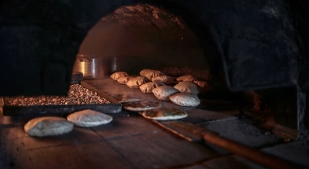 KENTTE FIRIN SAYISI ARTTI  <br><br>  anlurfa Frnclar Odas Bakan Mehmet Emin Karaatl da kentte son yllarda frn saysnn arttn belirterek, burada pien yemeklerin ok daha lezzetli olduunu syledi.  <br>  Frnlarn insanlarn iini kolaylatrdna dikkati eken Karaatl, 'Normalde ekmek ve lahmacunlarn retildii frnlarda, lezzetli olmasndan dolay her trl yemek piiriliyor. Ama ramazan dolaysyla frnlarda iler younlayor, insanlarmz damak tadna dkn, onun iin deiik yemekler hazrlayp frna ulatryor.' ifadelerini kulland.  