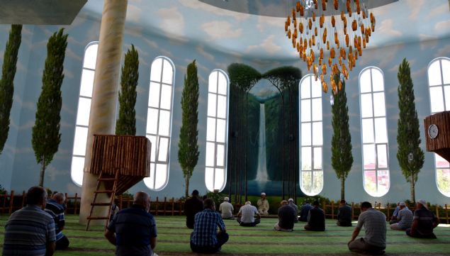 Hamidiye Camisi Yaptrma Dernei Bakan smet Yapc, AA muhabirine, caminin ilk yapsnn Sultan Abdlhamid Han'n bayla 1908 ylnda kerpiten toprak daml olarak kk bir mahalle mescidi olarak ina edildiini, ihtiyaca cevap vermez hale gelince yanndaki arsa da satn alnarak caminin geniletildiini ve yenilendiini syledi.  