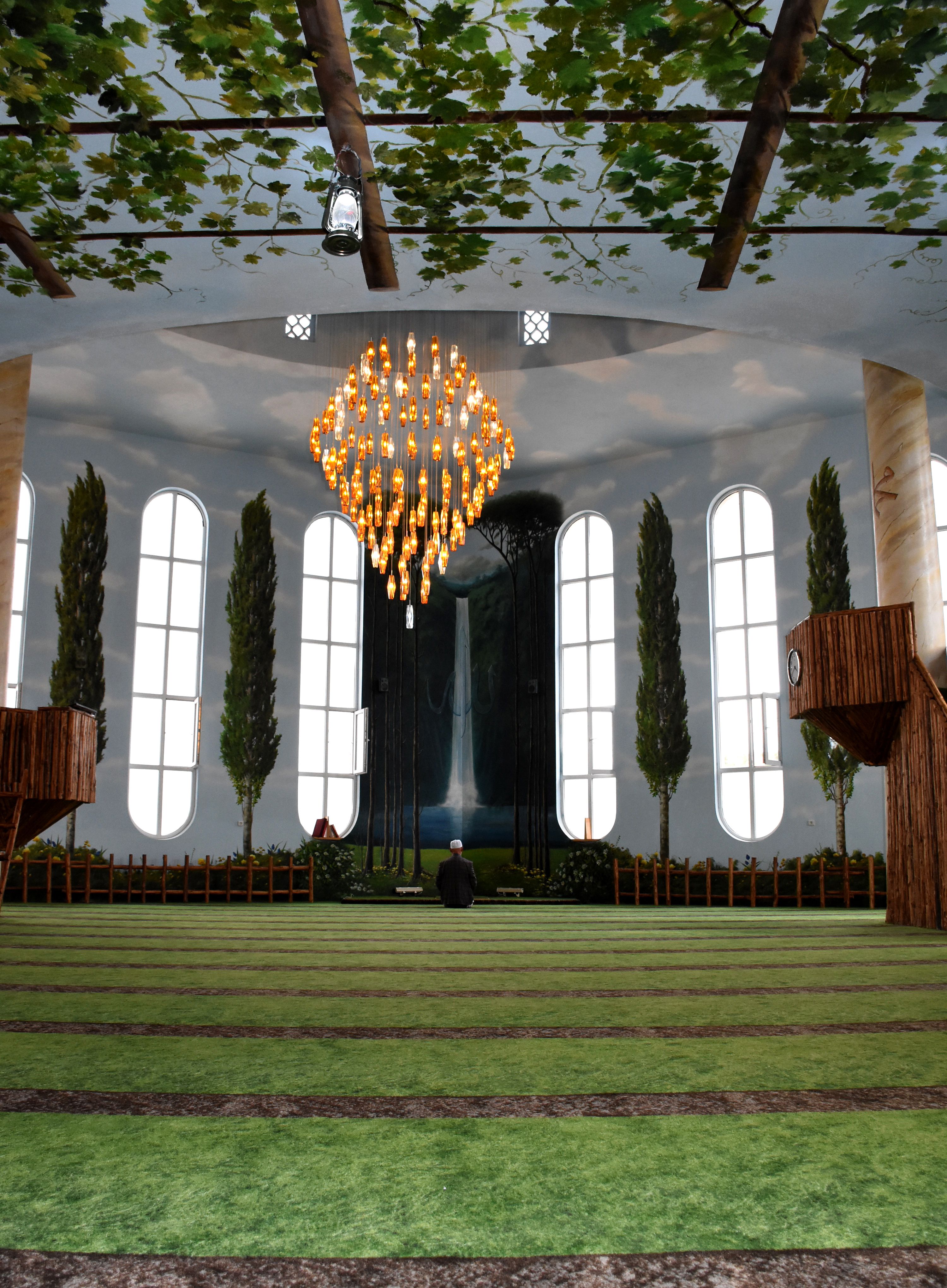 Bu caminin manzara resimleriyle adeta gzel sesli mezzinler gibi insanlar camiye ardn ifade eden Yapc, 'Buras namaz klmak iin gelenlerle dolup tayor. Gelin damatlar fotoraf ektirmeye geliyor. Almanya'dan, Fransa'dan duyup gelenler var. stanbul'dan Sivas'a gidiyor vatanda, yolunu deitirip bu camiyi grmeye geliyor. Sabah namaz gelip ehirde bu camiyi soruyorlar.' diye konutu.  