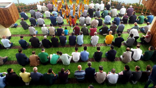 Yedigen ekil zerine yaplan caminin yksek ve aydnlk pencereleri bulunduunu anlatan Yapc, 'Kaba inaat bitince aralarna Krehir'in mehur kavan ince uzun olarak koyduk. Kavaklardan sonra imenler kendiliinden geldi. Bir ressam arkadamz, kadnlar mahfilinin altna zm asmas yaplmasn istedi. Onlar ve daha sonra itleri yaptk. Kubbe gkyz eklinde olacakt. Ressamlarmz ok iyiydi, ne dediysek onu yaptlar.'  