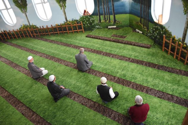 Bakara Suresi'nin 22. ayetindeki anlatmdan ilhamla camide doay rnek alarak ak havada ibadet etme hissi uyandran Yenice Mahallesi'ndeki cami, ramazan aynda daha fazla ilgi ekiyor.  