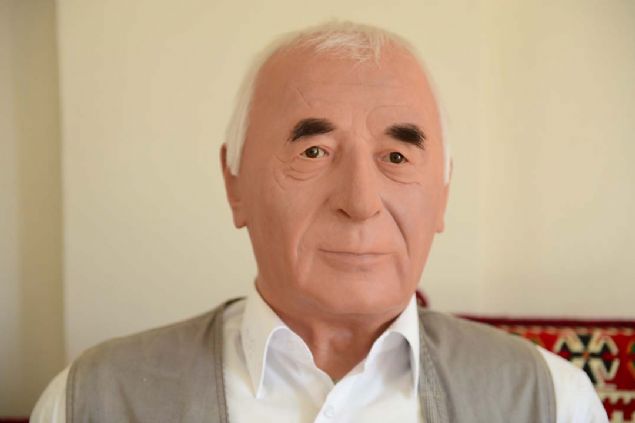 Babasnn her zaman ocuklar sevindiren, vatandalarla akalaan, iyi bir sima olduunu dile getiren Kuu, bir anmsatma olmas amacyla babasnn balmumu heykelini yaptrmaya karar verdiini kaydetti.   