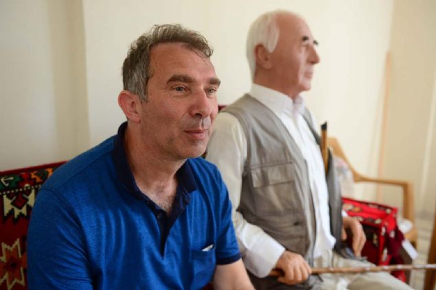 Balmumu heykelinde babasnn kyafetlerinin yer aldn dile getiren Kuu, heykeldeki ayakkab, ceket, baston ve kavaln babasna ait olduunu syledi. 