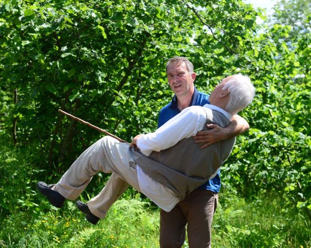 'lk kez gelip tanmayanlar selam verip 'Amca rahatsz m? Niye konumad?' diyenler oluyor ama onun balmumundan olduunu anlaynca aryorlar. 'Amca neden hareket etmiyor?' diyenler oluyor, yanna kadar gidip el uzatanlar oluyor. Canl gibi duruyor, damarlarna kadar ince ayrntlar var, 4 senedir balmumu heykeli burada duruyor.'   