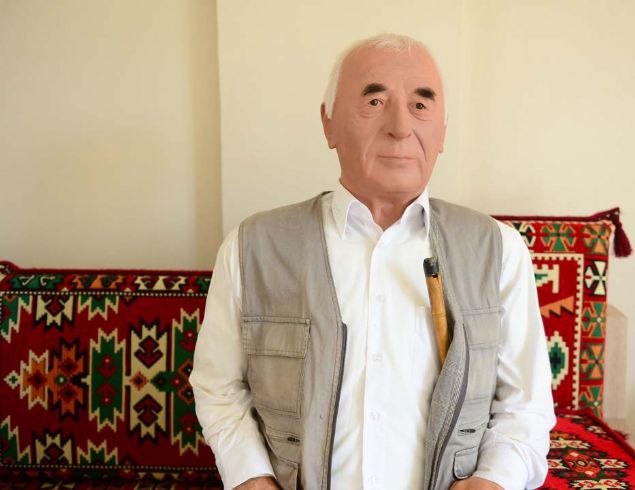 Kuu, 80 yandaki annesi Emine Kuu'nun zaman zaman heykelin yanna gelip babasna 'Kerem' diye seslenerek dertletiini de szlerine ekledi. 