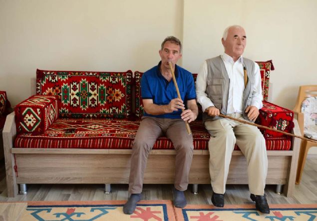 Heykeli de evimizin ba kesine oturttuk, ona bakarak hatralarmz yad ediyoruz. Aslnda o bizim gnlmzde duruyor, orada sadece kalp olarak yer alyor.' dedi.   