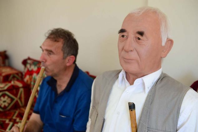 Kuu, balmumu heykel fikrinin, Bursa'da bir mzede gezdii srada olutuunu belirterek, 'Bir gnl ehli kiilik olan babam lmszletirmek iin balmumu heykelini yaptrdk...   