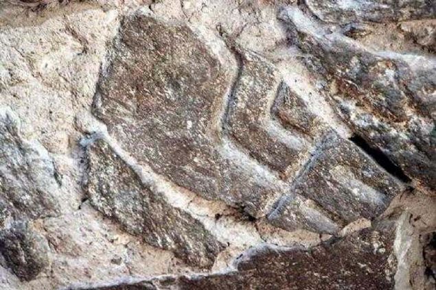 Ahrda bulunan hiyeroglif paralar zerinde bulunan iaretlerin yaz karakteri asndan Suvasa ve Topada yaztlar ile ayn gruba girdii renildi.  