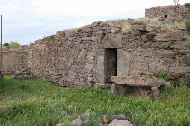 Nevehir'in Glehir ilesine bal Ovaren kynde bulunan bir ahr ierisinde ki talarda Hitit Dnemi'ne ait olduu tespit edilen ve 3 bin 500 yl ncesine ait hiyeroglif paralar bulundu.   