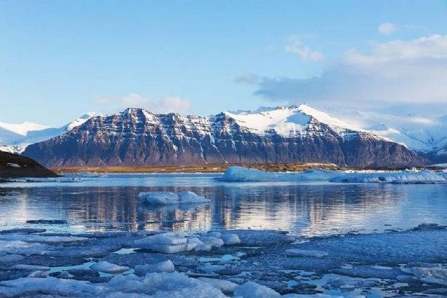 Ayn zamanda Avrupa'nn en byk buzul tabakas olan Jokulsarlon Gleti ile Skaftafell Ulusal Park, duvarn kuzeyinde geen birok sahneye ev sahiplii yapt.   