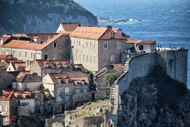 DUBROVNK / HIRVATSTAN  <br><br>  Adriyatik kylarnn esiz gzellikteki ehrinin, 16. yzyldan kalma grkemli ta duvarlar, dar ve dik yokulu sokaklar ile arkadaki yemyeil tepelerden oluan byleyici manzaras, Westeros krallarnn mekan King's Landing'e yakr bir set oluturuyor. 