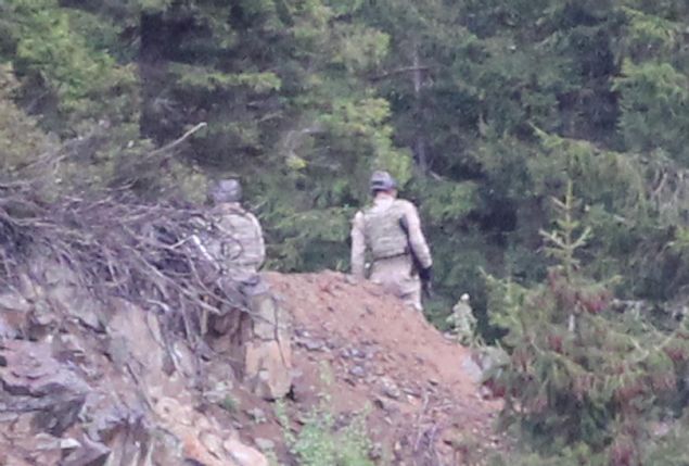 <div style='box-sizing: border-box; margin: 0px; padding: 0px; border: 0px; color: rgb(51, 51, 51); font-family: "Roboto Condensed"; font-size: 19px;'>  	<strong style='box-sizing: border-box; margin: 0px; padding: 0px; border: 0px;'>SIINAK VE DEPOLAR MHA EDLD</strong></div>  <div style='box-sizing: border-box; margin: 0px; padding: 0px; border: 0px; color: rgb(51, 51, 51); font-family: "Roboto Condensed"; font-size: 19px;'>  	 </div>  <div style='box-sizing: border-box; margin: 0px; padding: 0px; border: 0px; color: rgb(51, 51, 51); font-family: "Roboto Condensed"; font-size: 19px;'>  	Behrüz Dudkanlu'nun gösterdii karargâh olarak kullanld belirlenen snakta yaam malzemesi ve yiyecek, snan yaknnda 2 adet büyük erzak deposu ele geçirildi. Snak ve depolar patlayc ile patlatlarak imha edildi. Snan bulunduu vadinin sarp kayalk ve ormanlk olduu, bölgede doal maaralarn da yer ald, bu maaralarn bazlarnn ise gözetleme ve keif amaçl kullanld da tespit edildi.</div>  