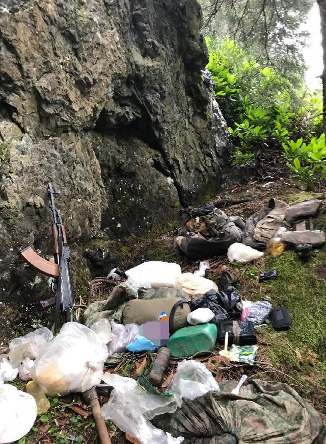 <div style='box-sizing: border-box; margin: 0px; padding: 0px; border: 0px; color: rgb(51, 51, 51); font-family: "Roboto Condensed"; font-size: 19px;'>  	Giresun Jandarma Bölge Komutanl'nn koordinesinde Giresun, Gümühane, Trabzon, Ordu ve Tokat krsalnda bin 800 Jandarma Özel Harekat (JÖH) ekipleri ile Polis Özel Harekat (PÖH) ekiplerinin ve komandolarn katlmyla e zamanl operasyonlar devam ederken, teröristlere ait snak ve depolar da tek tek ele geçiriliyor. </div>  