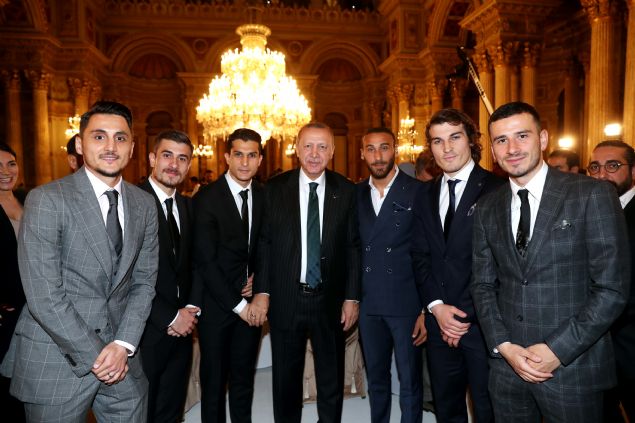 Dolmabahe Saray'nda sanat ve sporcular ile iftar programna katld. Cumhurbakan Erdoan programa katlan sporcularla fotoraf ektirdi.        