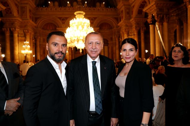 Programa katlan sanat Alian ve ei Buse Varol, Cumhurbakan Erdoan ile fotoraf ektirdi.        