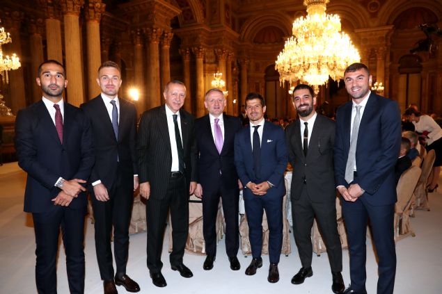 Programa stanbul Baakehir Futbol Kulb (BFK) Bakan Gksel Gmda ile futbolcular Burak Ylmaz, Emre Belzolu ve Arda Turan da katld.       