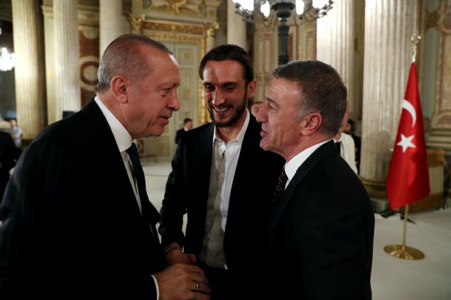 Trabzonspor Kulb Bakan Ahmet Aaolu ve futbolcu Yusuf Yazc        