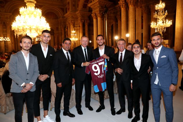 Programa Trabzonspor Kulb Bakan Ahmet Aaolu, teknik direktr nal Karaman ve futbolcular da katld.        