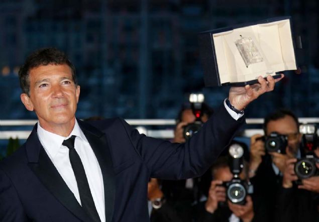 En iyi erkek oyuncu dlnn sahibi 'Douleur et gloire' filmindeki rolyle spanyol aktr Antonio Banderas oldu.  