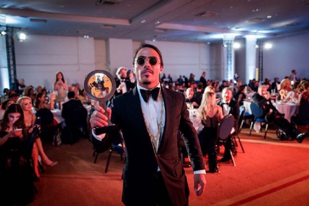 Bu yl ilk kez dzenlenen dl iin yeni fikirleriyle dnyay etkileyen 22 aday yart.   <br><br>  Gke, 'dnyann en iyi blogger' dln kazand.   