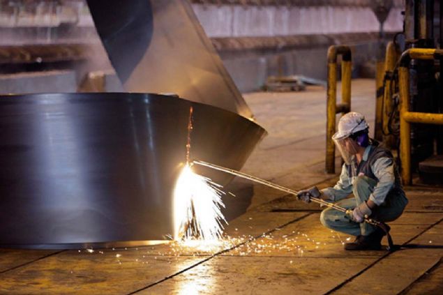 Ayrca 2018'in sonlarnda ran'a kar yeni yaptrmlar aklad.  <br><br>  Donald Trump, petroln yan sra ran'n en byk ihracat gelir kayna olan demir-elik, alminyum ve bakr sektrlerini de kapsayan yeni yaptrmlar ise Mays ay banda devreye soktu.         