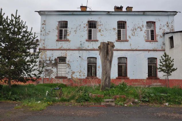 'Sovyet Lider Stalin'in Kaynpederi Kars Cezaevi'nde yatm!'  <br><br>  nl Bolevik Devrimci Sergey Alliluyev'in Sovyet Lider Stalin'in kaynpederi olduunu ve Kars Cezaevi'nde 1905 ylnda yattna dikkat eken Duman,    