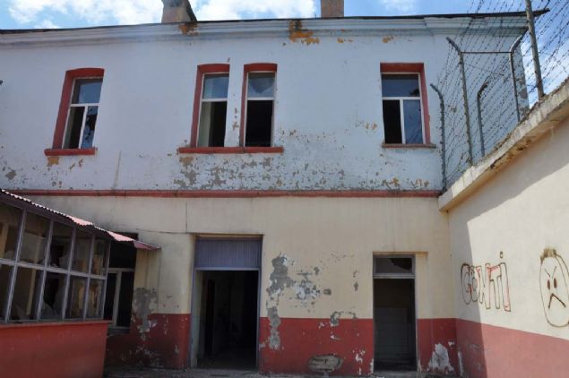 Tarihi cezaevinin bulunduu iler acs durumdan kurtarlmasn isteyen turizmciler, yetkililerin cezaevine nlem almasn istedi.  