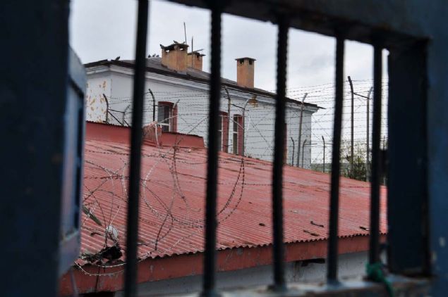 te yandan boaltldktan sonra kap pencereleri krlan, duvarlar tahrip olan ve iler acs durumda bulunan Tarihi Kars Cezaevi kaderine terk edilmi vaziyette bulunuyor.  