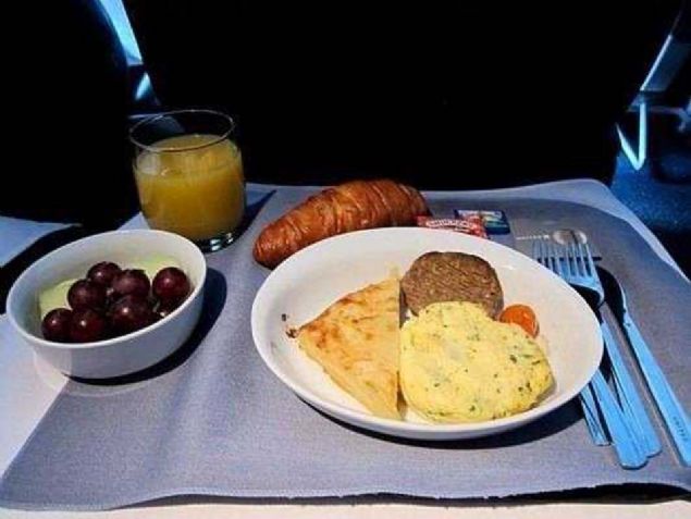 Amerikan havayollar, uularda yolculara sunduu kahvaltlarda her tepsiden bir zeytini kaldrarak 1987 ylnda 40 bin dolar kar etmitir.           