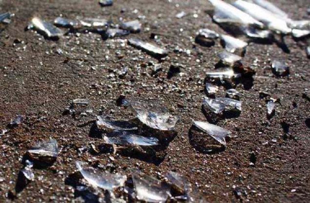 Bir cam krldnda, ufalanan paralar saatte  bin millik bir hzla etrafa salr.            