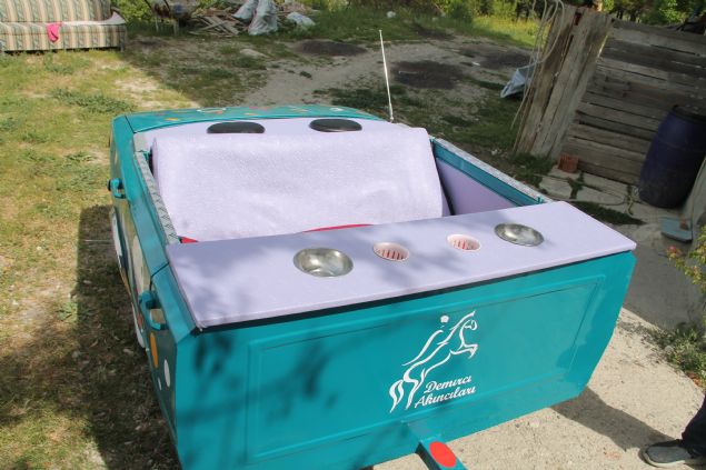 'Aratan yaptm elektrik tesisat balants ile sinyal lambalar, klandrmas ve ses sistemi ile faal bir otomobil haline geldi.' diye konutu. 