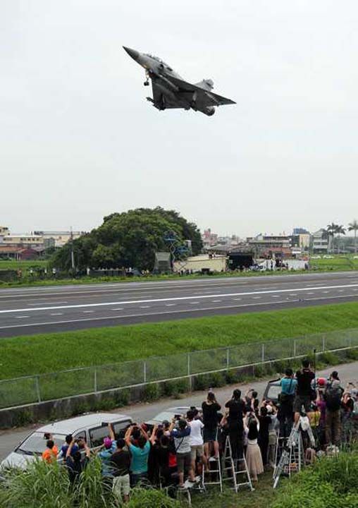 Pekin ynetimi, 'Tek in' ilkesini benimseyerek in'i uluslararas toplumda sadece kendilerinin temsil ettiini savunuyor ve Tayvan'n, bamszlk ilan etmesi halinde askeri gle mdahale edebileceini belirtiyor.  